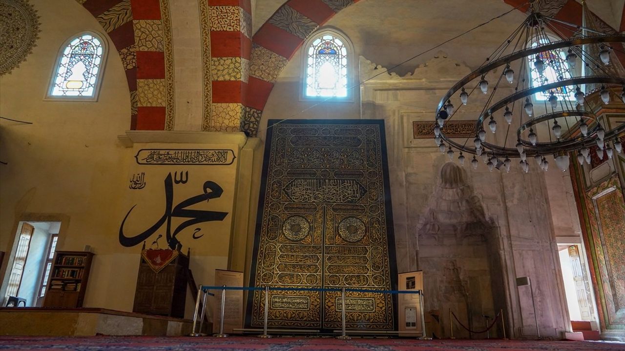 Edirne Eski Cami'de Kabe Kapı Örtüsü Sergisi Başladı