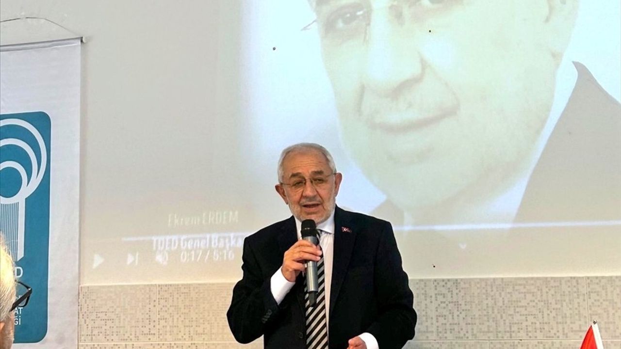 Ekrem Erdem Hollanda ve Almanya'da Türkçenin Önemi Üzerine Konferans Verdi