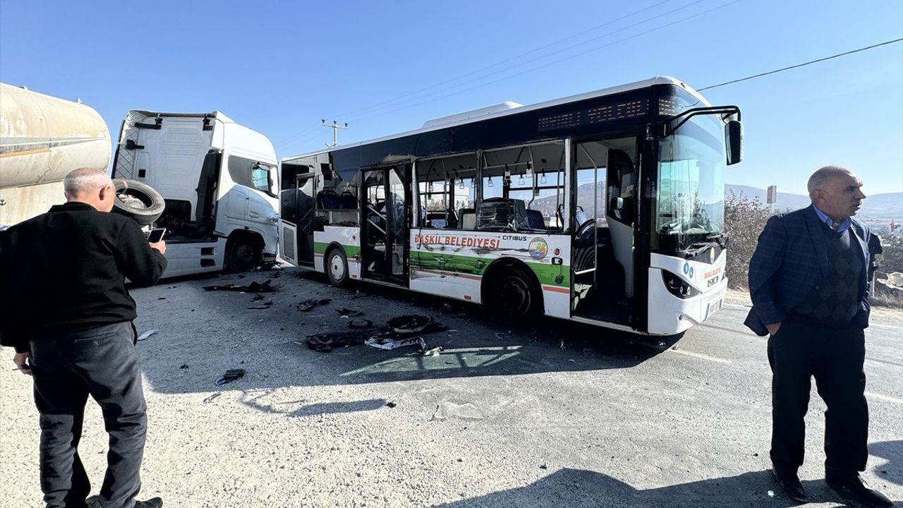 Elazığ'da Trafik Kazası: 6 Yaralı