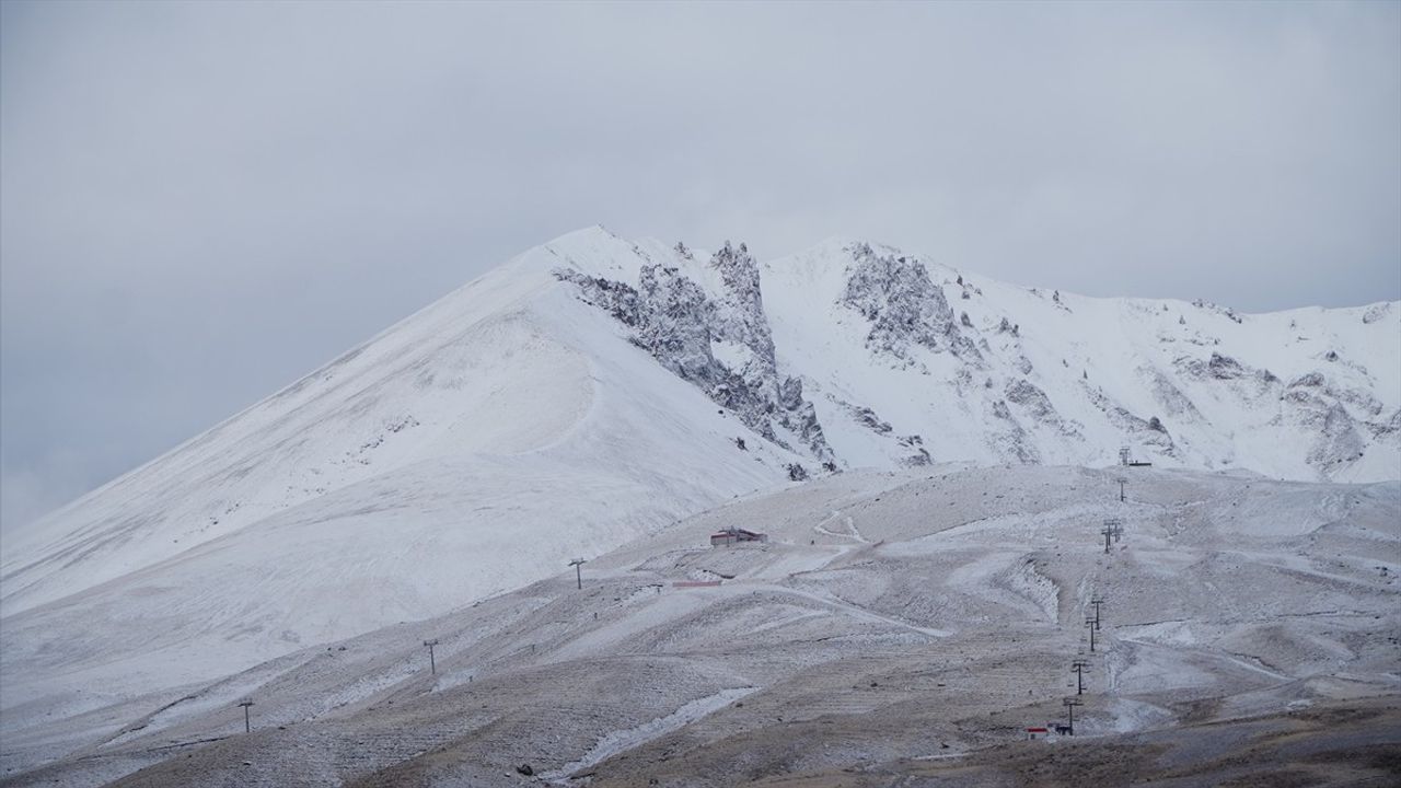 Erciyes Kayak Merkezi'ne Kar Yağdı