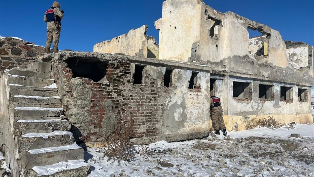 Erzurum'da 12 Düzensiz Göçmen Yakalandı