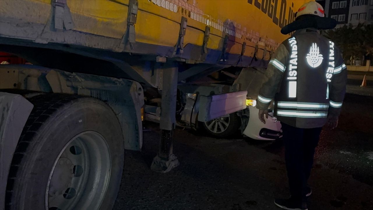 Esenyurt'ta Otomobil Tıra Çarptı: Bir Yaralı