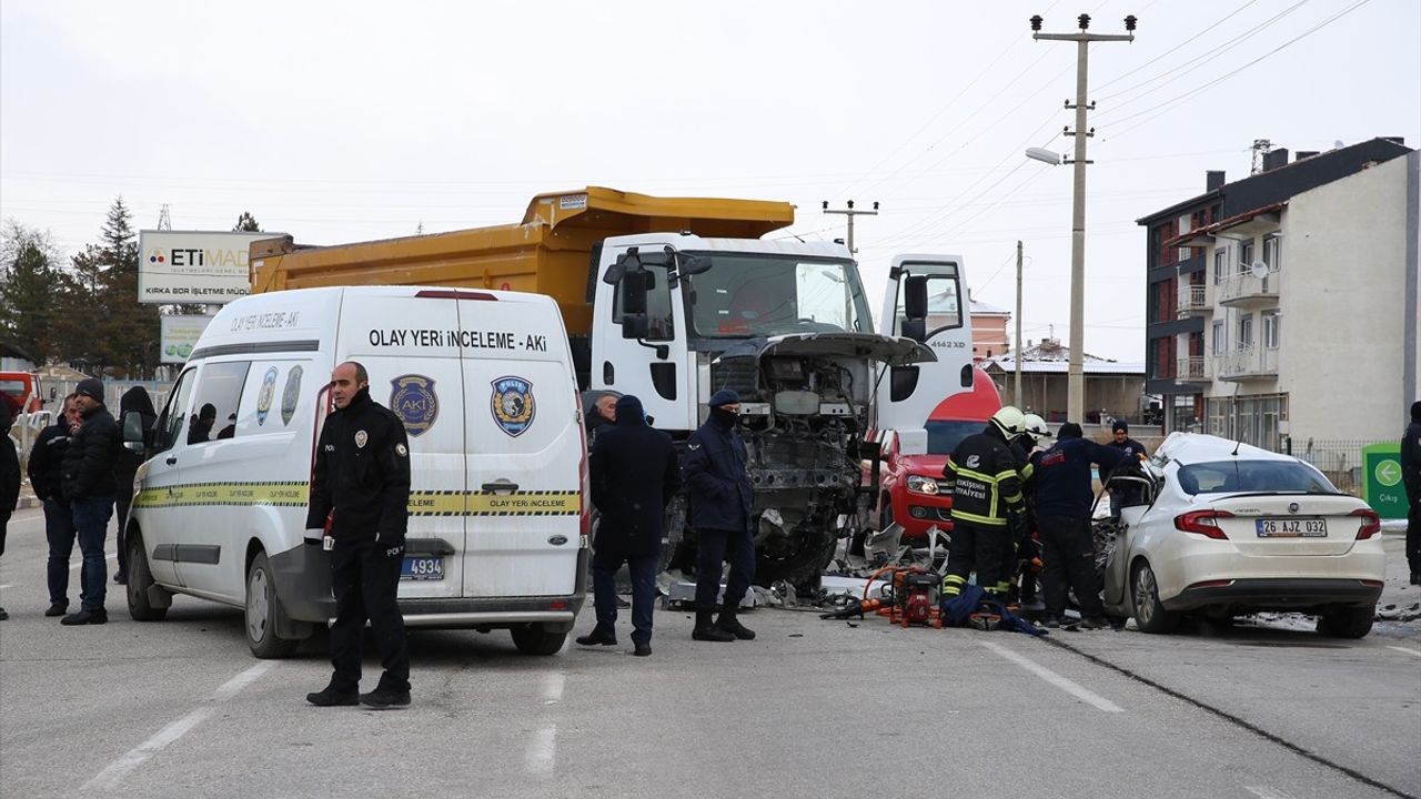 Eskişehir'de Trafik Kazası: Hafriyat Kamyonu ile Otomobil Çarpıştı