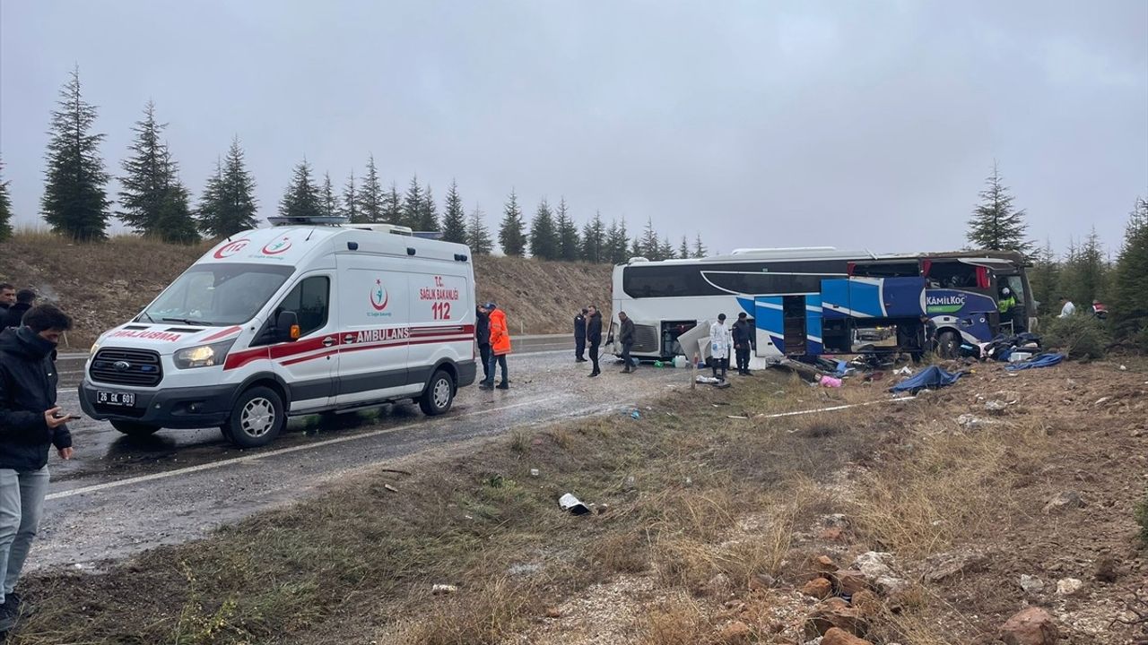 Eskişehir'de Yolcu Otobüsü Devrildi: 1 Ölü, 30 Yaralı