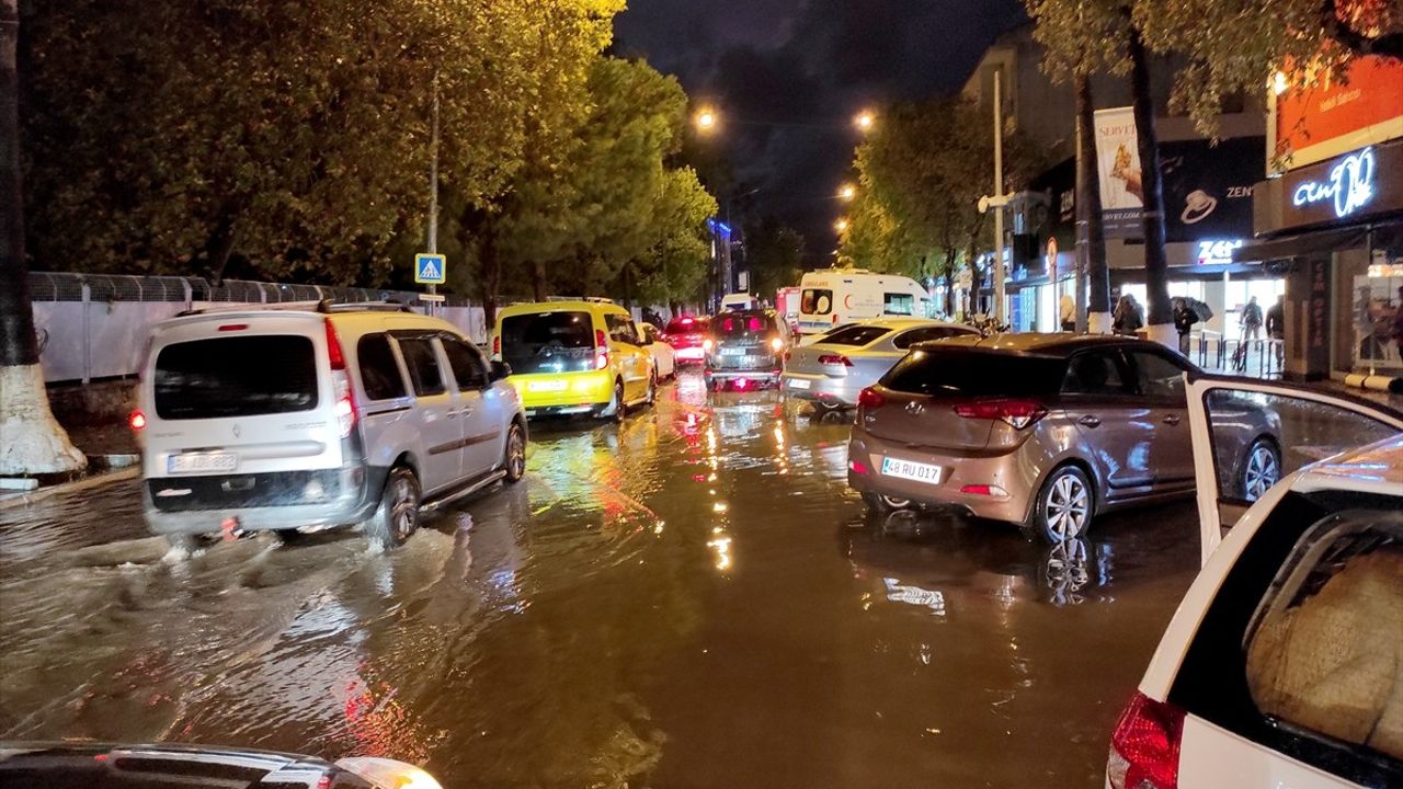 Fethiye'de Şiddetli Yağışlar Su Baskınlarına Neden Oldu