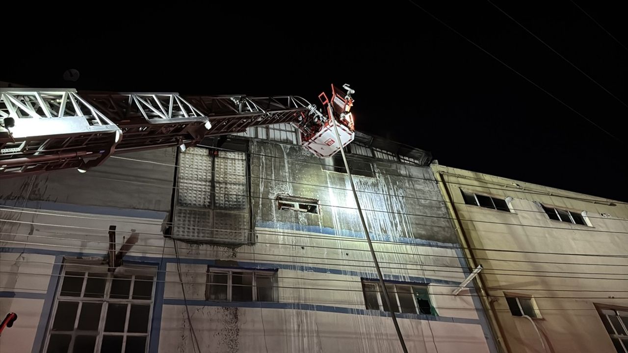 Gaziantep'te Ayakkabı İmalathanesinde Yangın Kontrol Altına Alındı