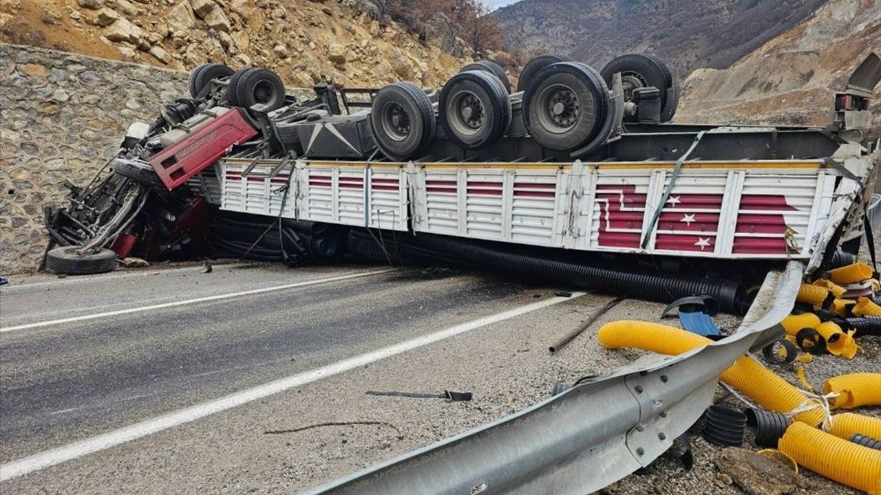 Gümüşhane'de Tır Kazası: Sürücü Yaralandı