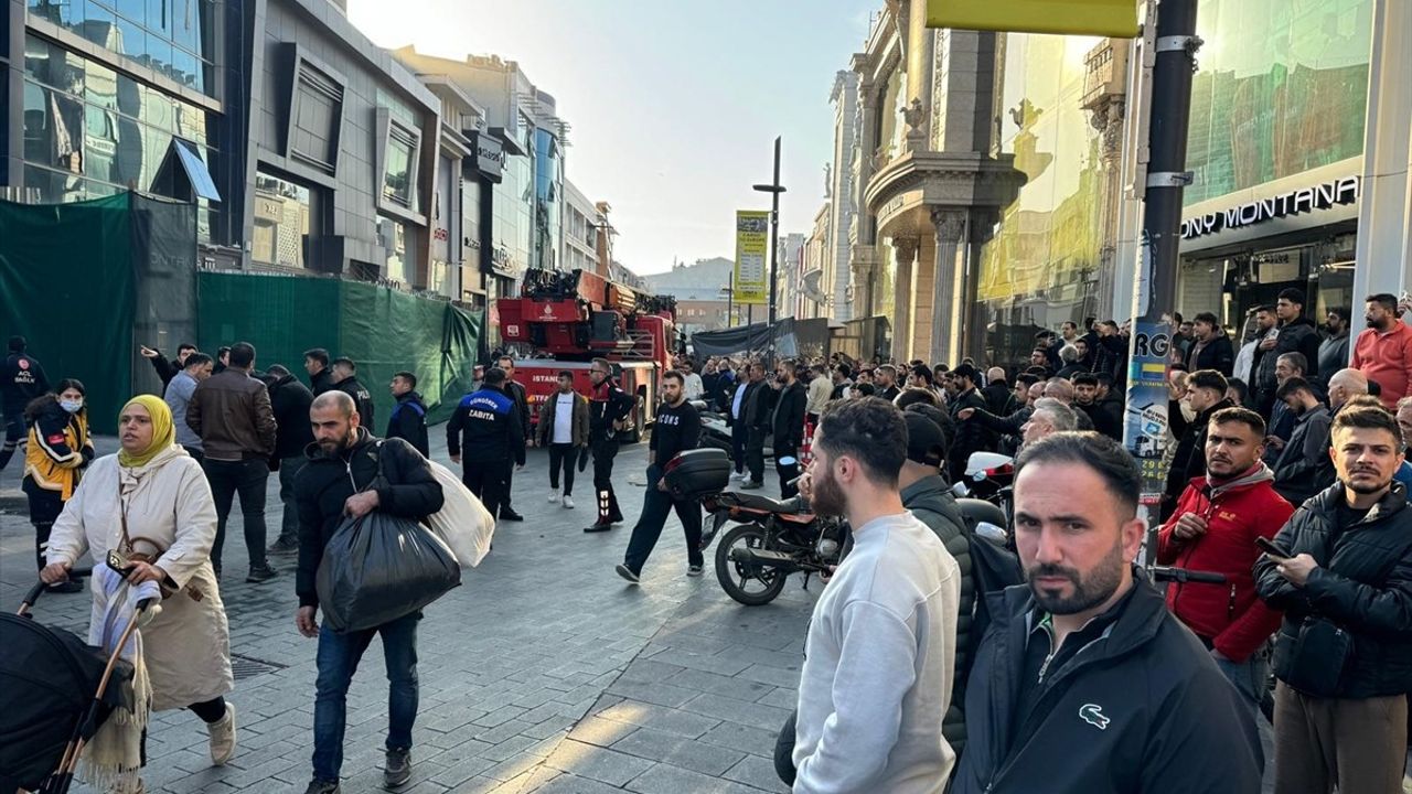 Güngören'de Yıkım Sırasında Çöken Binada İki İşçi Göçük Altında Kaldı