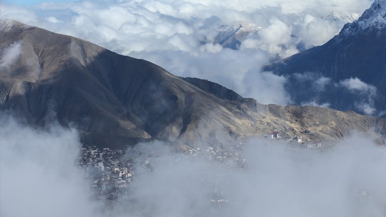 Hakkari'de Kar Yağışı, Kayak Merkezinde Kar Kalınlığı 10 Santimetreye Ulaştı