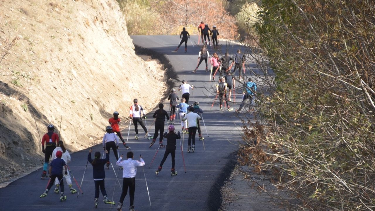 Hakkari'de Sporcular Sıcak Asfalt Üzerinde Antrenman Yapıyor