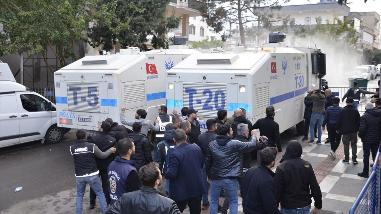 Halfeti Belediyesi Önünde Taşlı Saldırı: 2 Polis Yaralandı