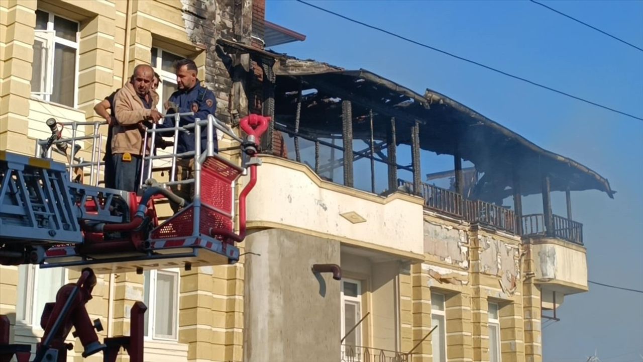 Hatay'da 3 Kişi Yangından Kurtarıldı