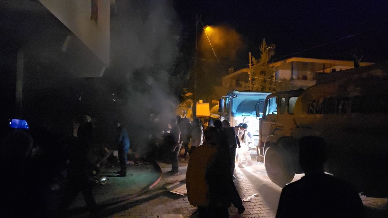 Hatay'da Toptan Gıda İş Yerinde Yangın Kontrol Altına Alındı