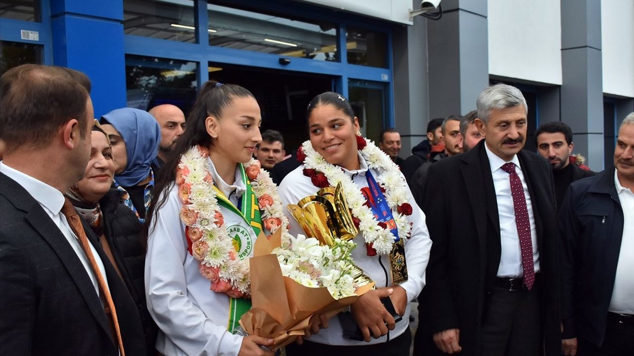 Havvanur ve Dilara'nın Madalya Coşkusu