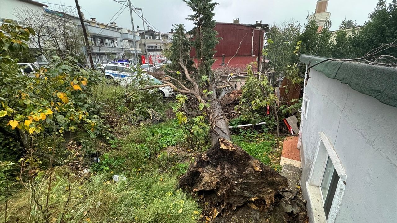 İstanbul'da Sağanak ve Rüzgar Kenti Vurdu