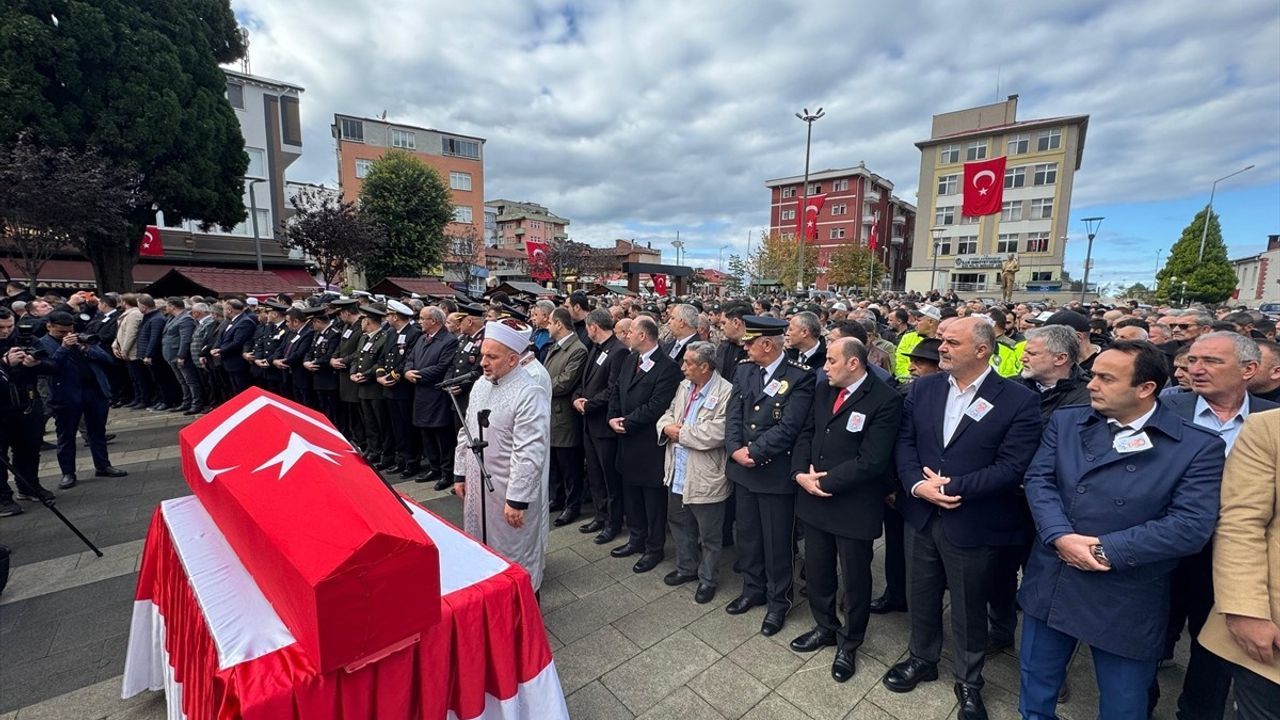 İstanbul'da Trafik Kazasında Şehit Olan Polis Memuru Ogün Yürümez Son Yolculuğuna Uğurlandı