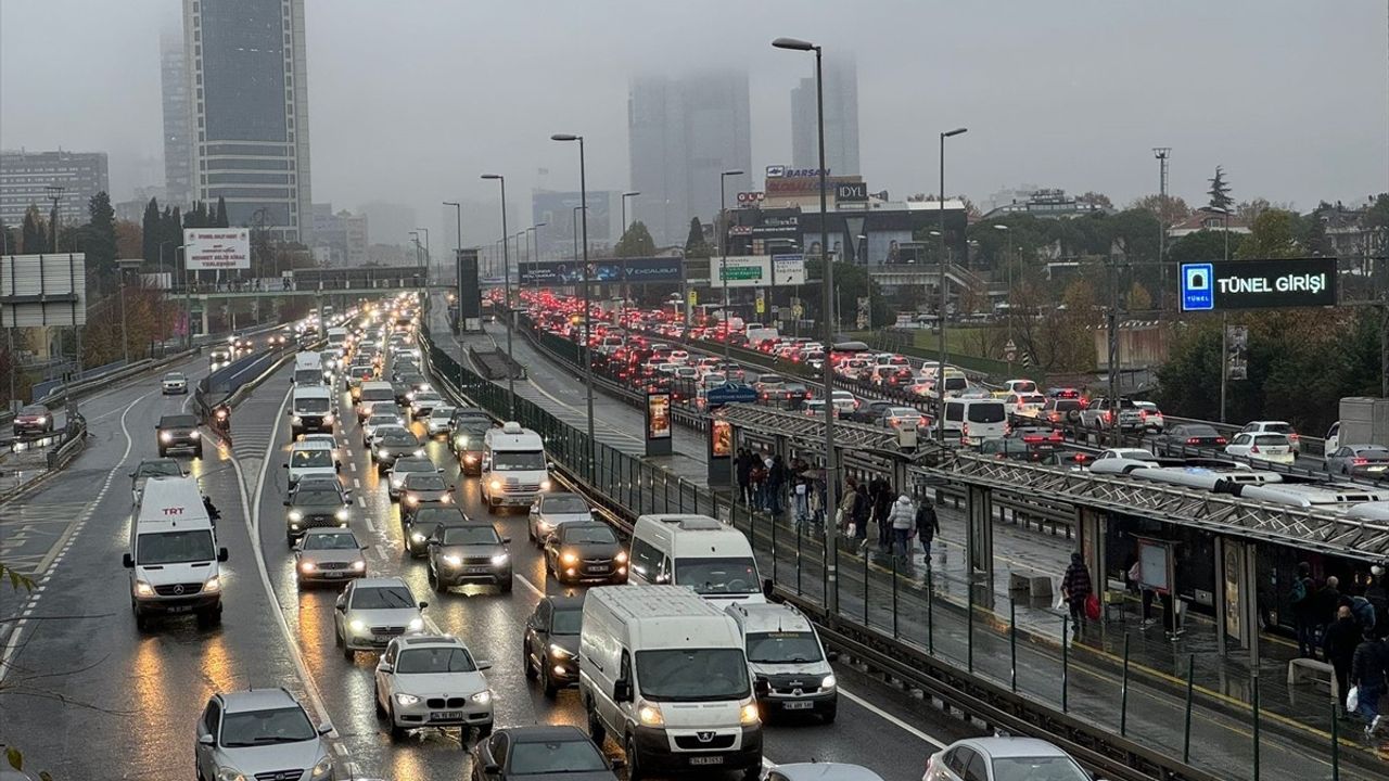 İstanbul'da Trafik Yoğunluğu Artıyor