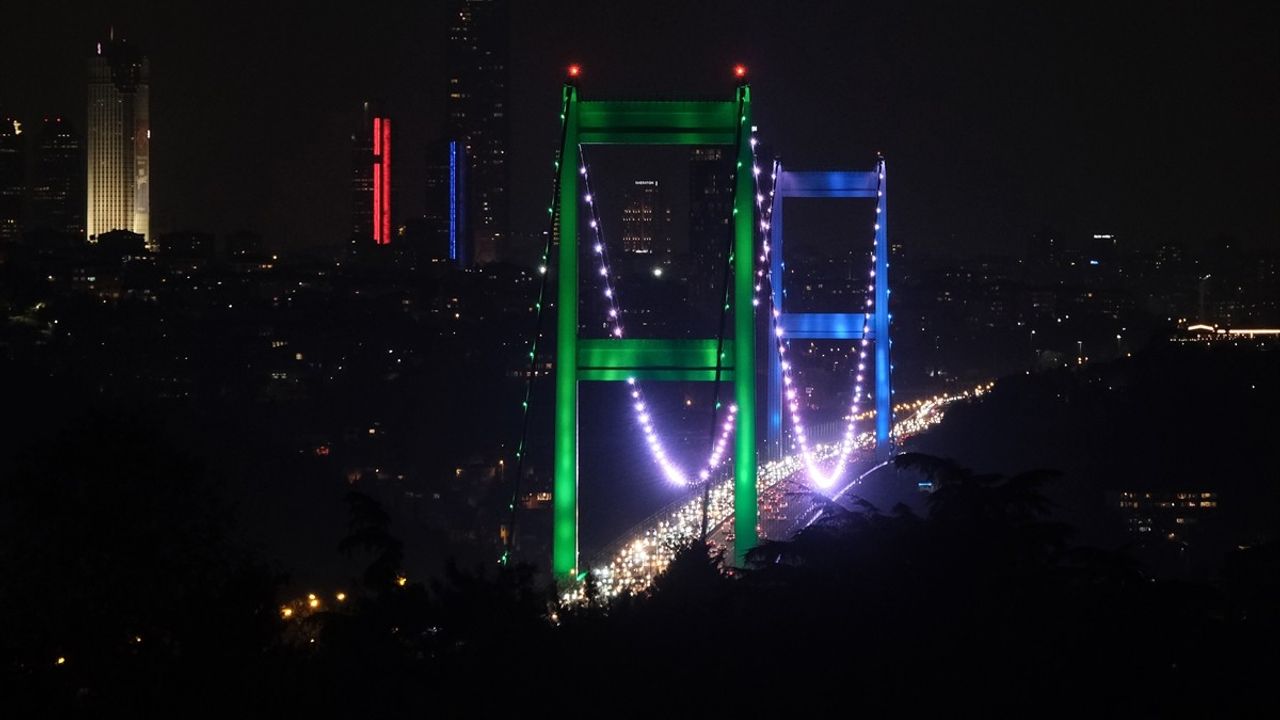 İstanbul'daki FSM Köprüsü, Özbekistan Milli Bayrak Günü için Aydınlatıldı