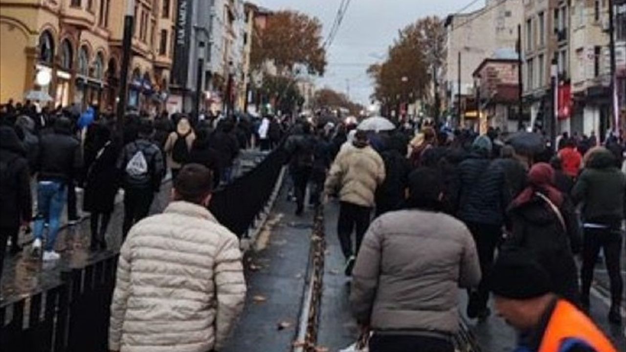 İstanbul Tramvayında Arıza, Yolcular Raylarda Yürümek Zorunda Kaldı