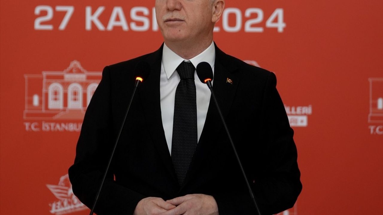 İstanbul Valisi Gül, TEKNOFEST 2024'te Başarı Gösteren Öğrencilere Hediye Takdim Etti