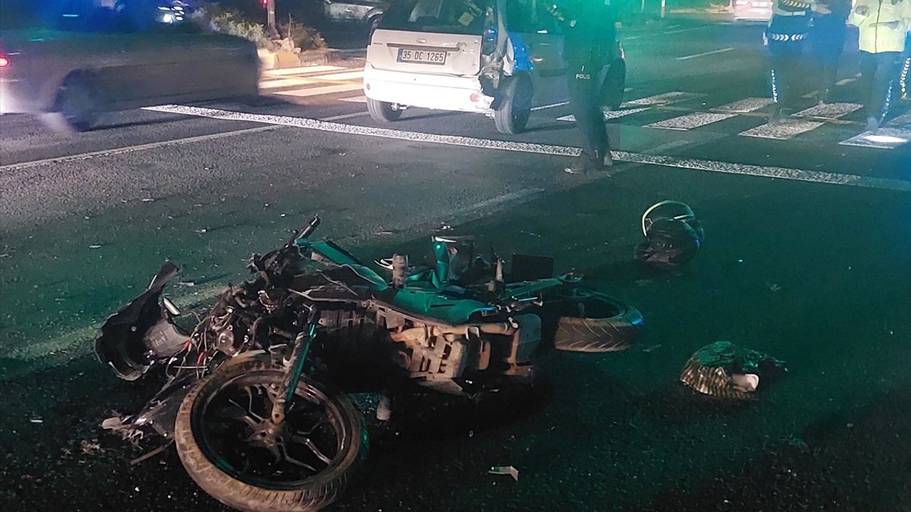 İzmir'de Motosiklet-Otomobil Kazası: İki Yaralı