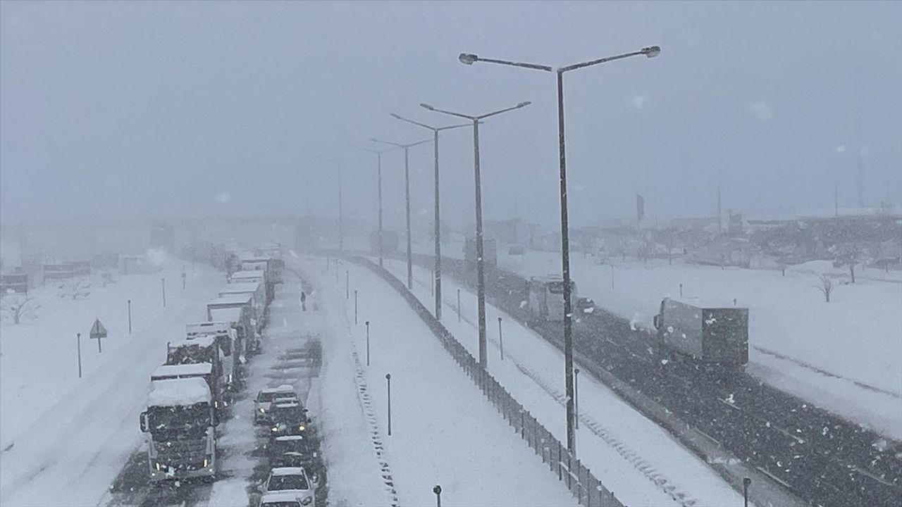 Kar Yağışı Nedeniyle Anadolu Otoyolu Ankara Yönü Kapandı