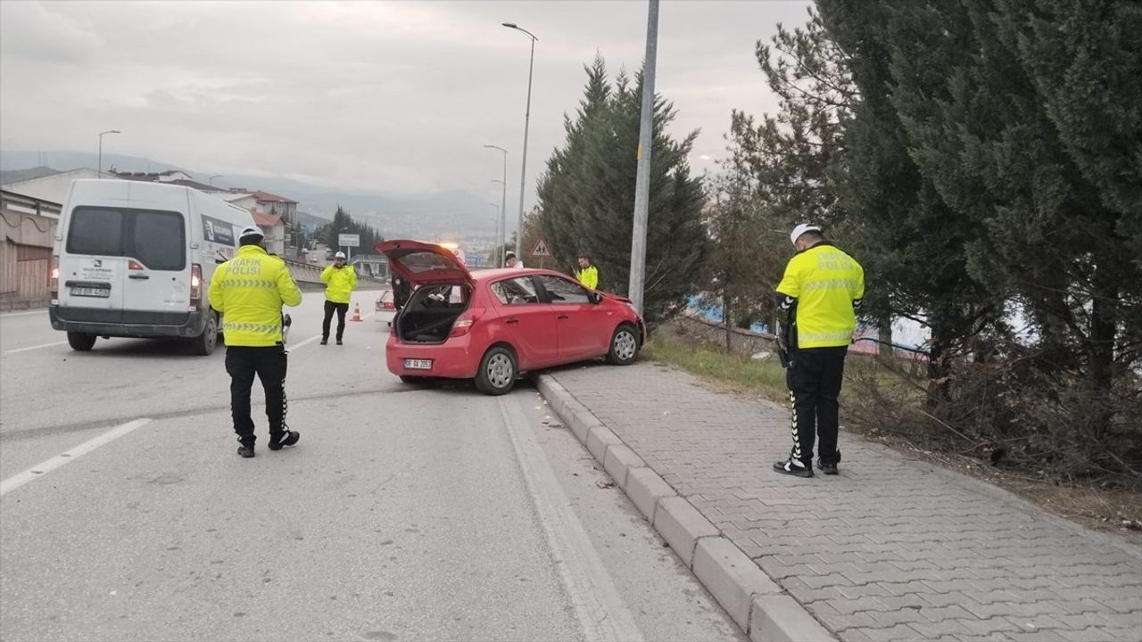 Karabük'te Aydınlatma Direğine Çarpan Otomobilde Üç Yaralı