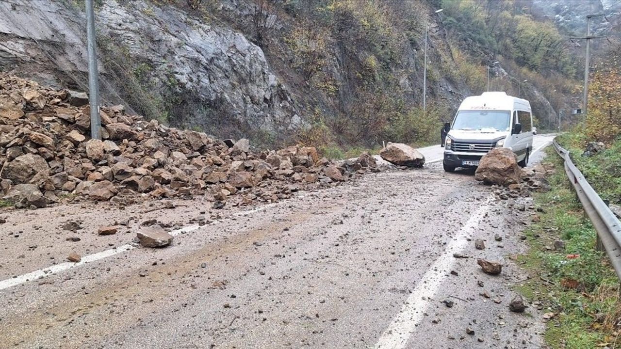 Karabük-Zonguldak Kara Yolunda Heyelan Nedeniyle Ulaşım Aksadı