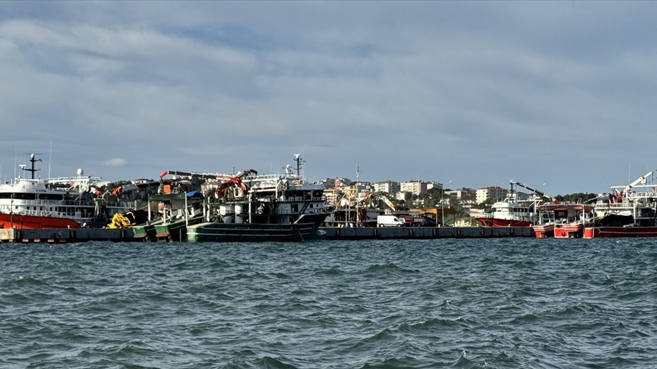 Karadeniz'de Fırtına Alarmı: Balıkçılar Sinop Limanı'na Kaçtı