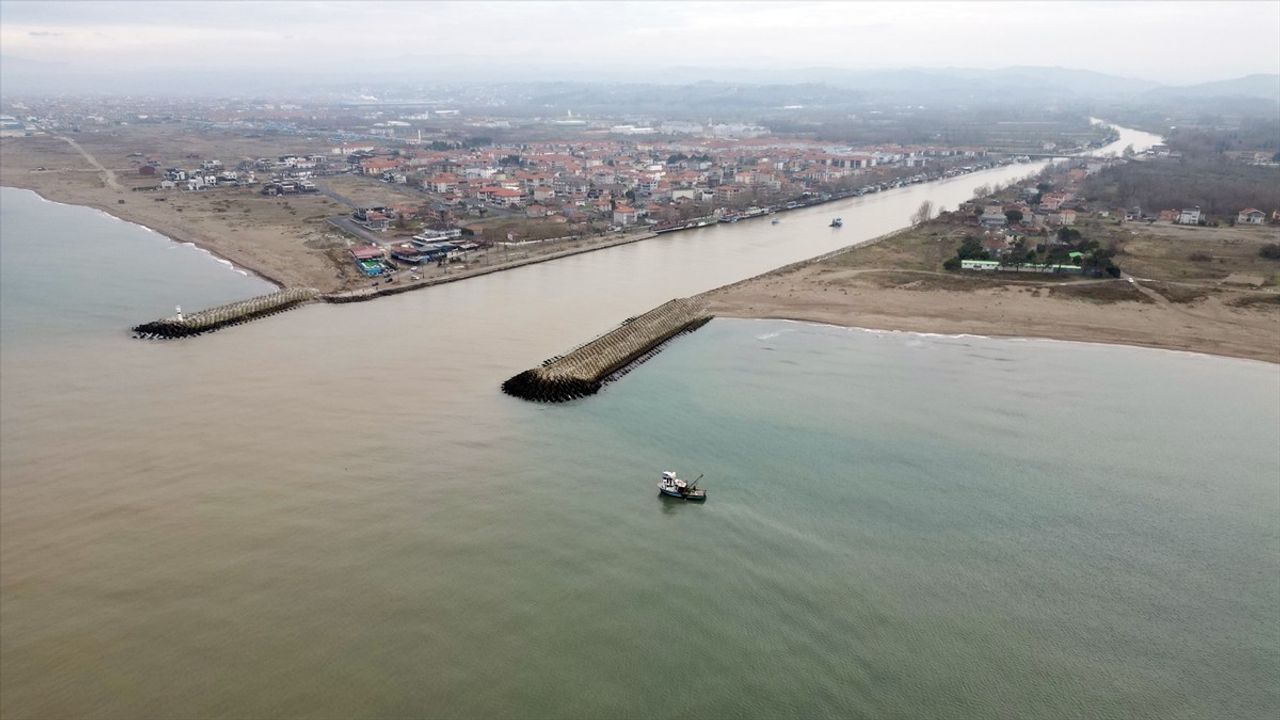 Karasu'da Hamsi Tekneleri Sığlaşma Nedeniyle Limanlara Yönlendirildi