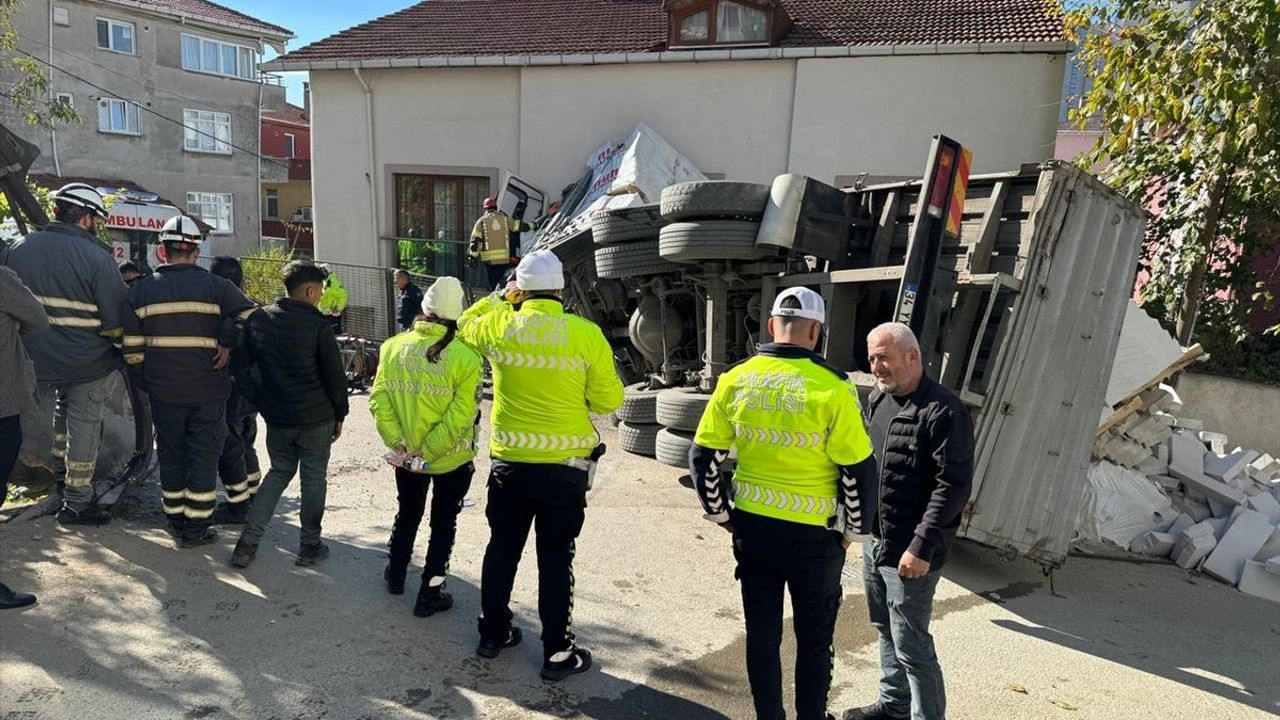 Kartal'da Kamyon Devrildi: Sürücü Yaralandı