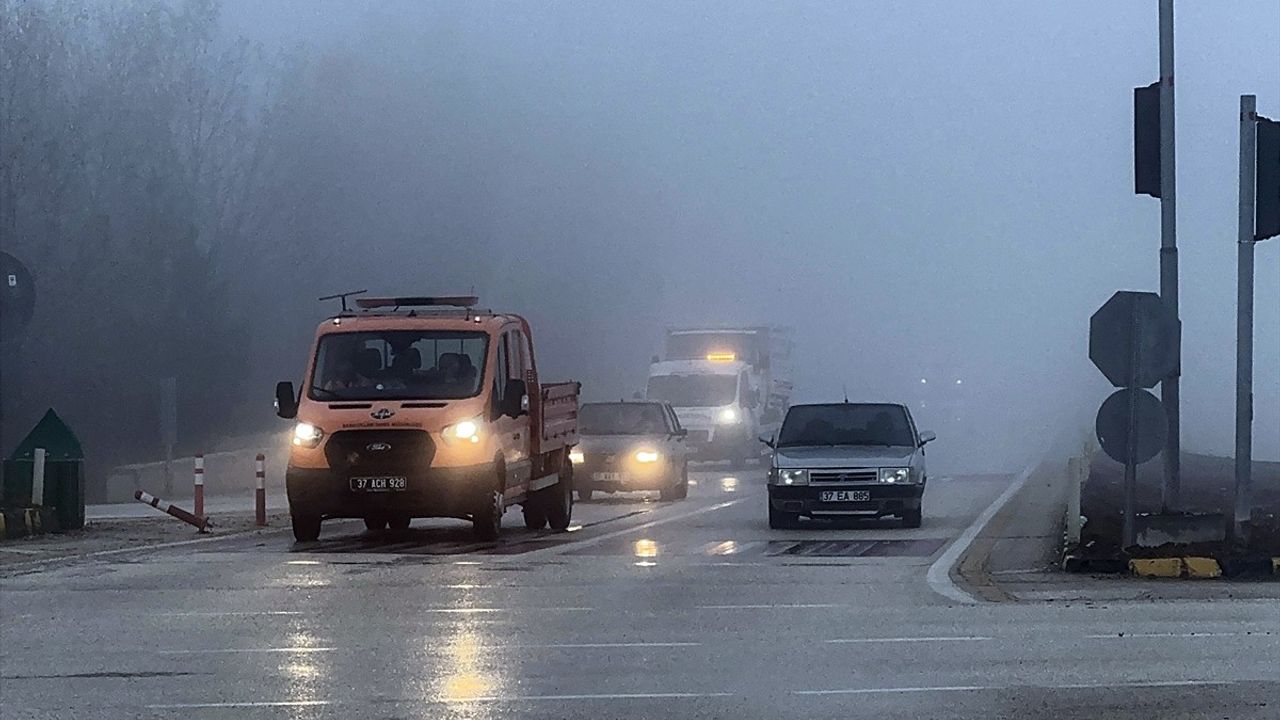 Kastamonu'da Yoğun Sis Ulaşımı Zora Soktu