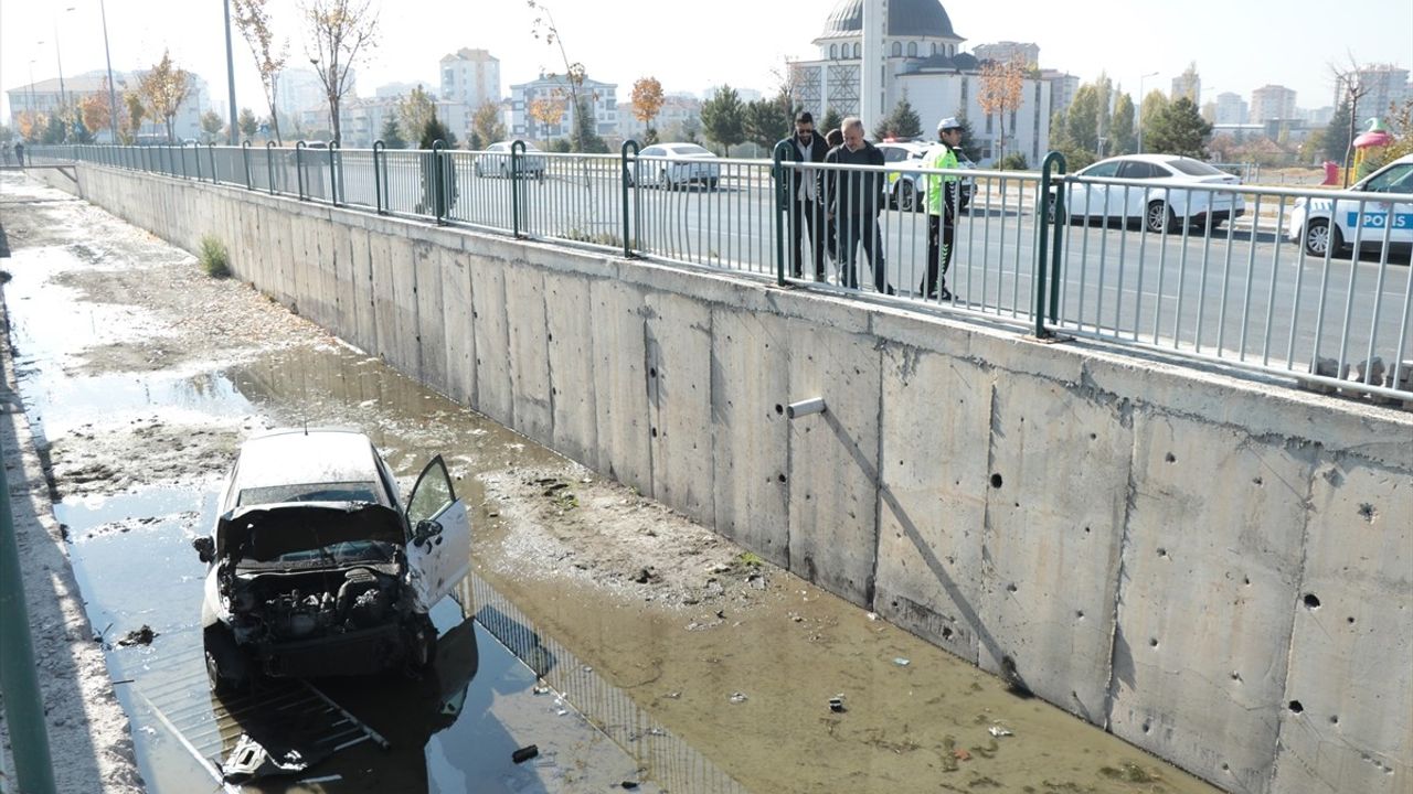 Kayseri'de Hemşire Otomobiliyle Kanala Düştü