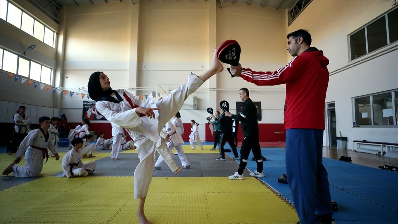 Kayseri'de Polisler Çocukların Geleceği İçin Tekvando Eğitimi Veriyor