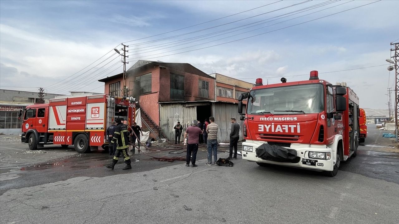 Kayseri'de Sünger Atölyesinde Yangın Kontrol Altına Alındı