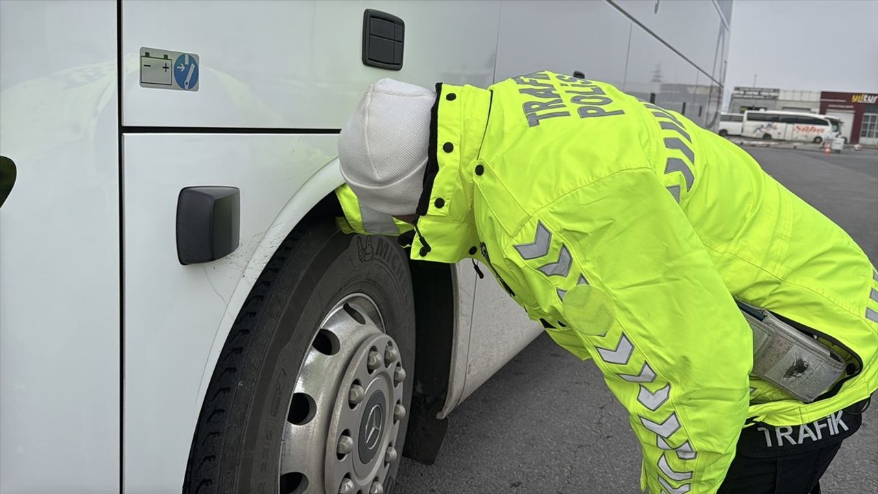 Kayseri'de Yolcu Otobüslerine Lastik Denetimi Uygulandı