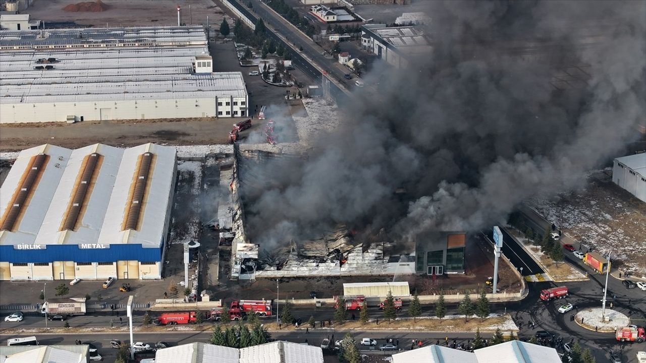 Kayseri'deki Mobilya Fabrikasında Yangın Çıktı