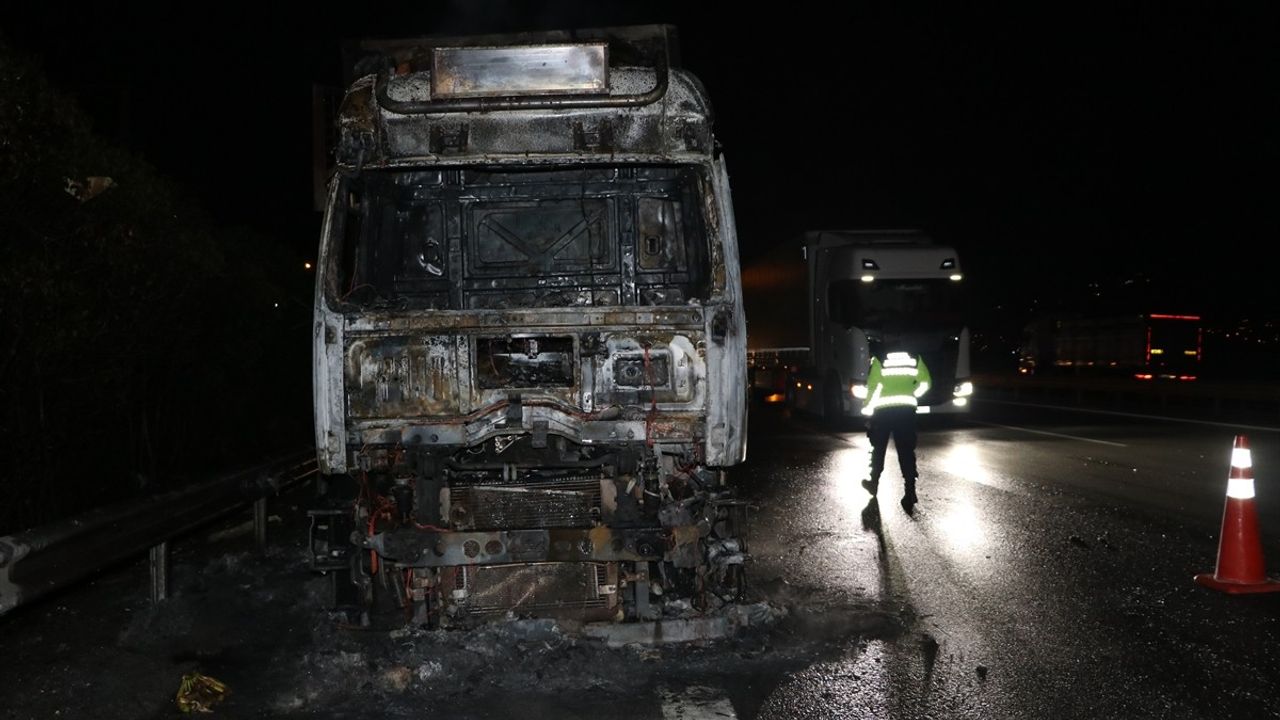 Kocaeli'de Muz Yüklü Tır Yandı