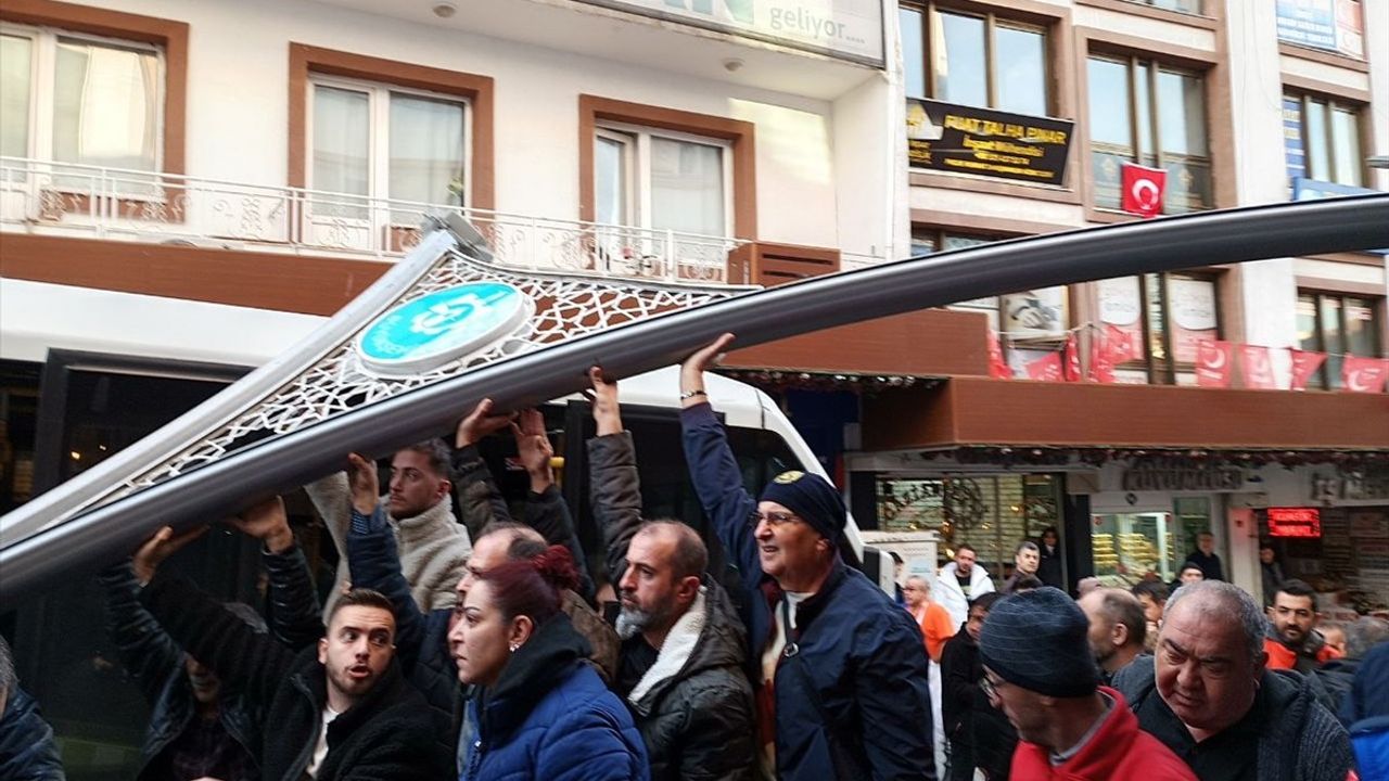 Kocaeli'de Otobüs Durağındaki Peşinde Kaza: 6 Yaralı