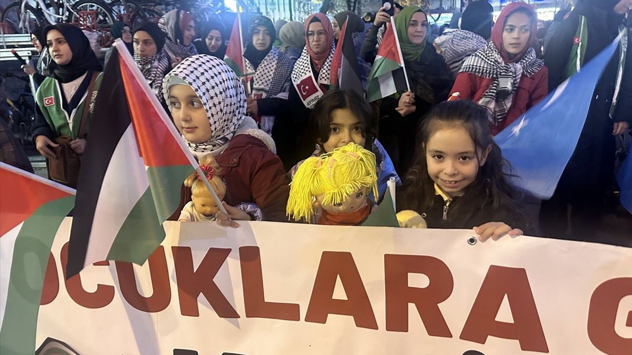 Konya'da Filistinli Çocuklara Destek Yürüyüşü
