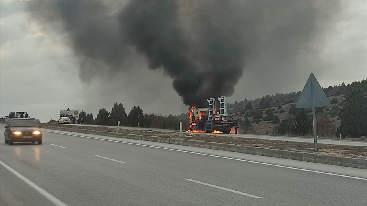 Konya'da Yanan Çekici Kullanılamaz Hale Geldi