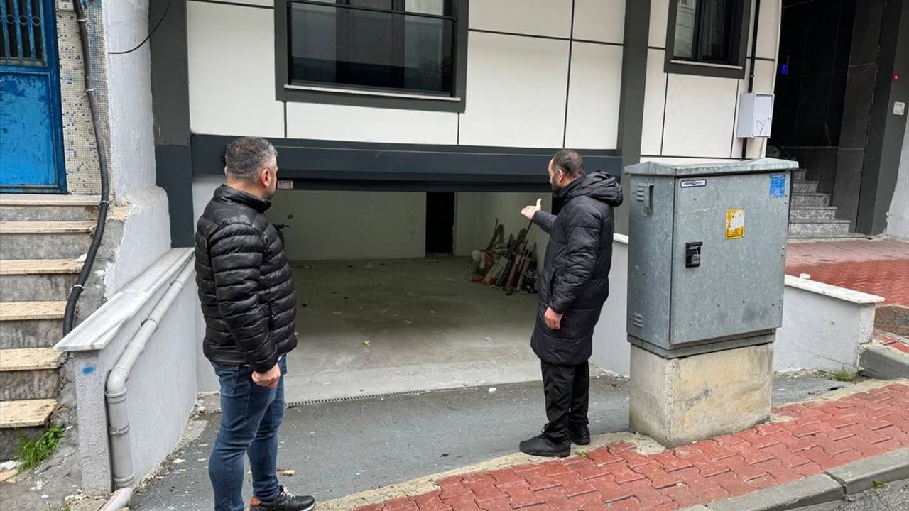 Küçükçekmece'deki Apartman Sakinleri Elektrik Panosundan Şikayetçi