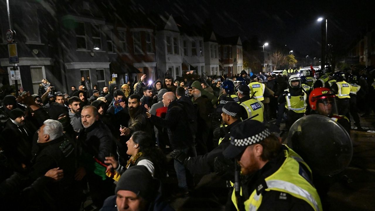 Londra'da PKK Yandaşlarıyla Polis Arasında Çatışma