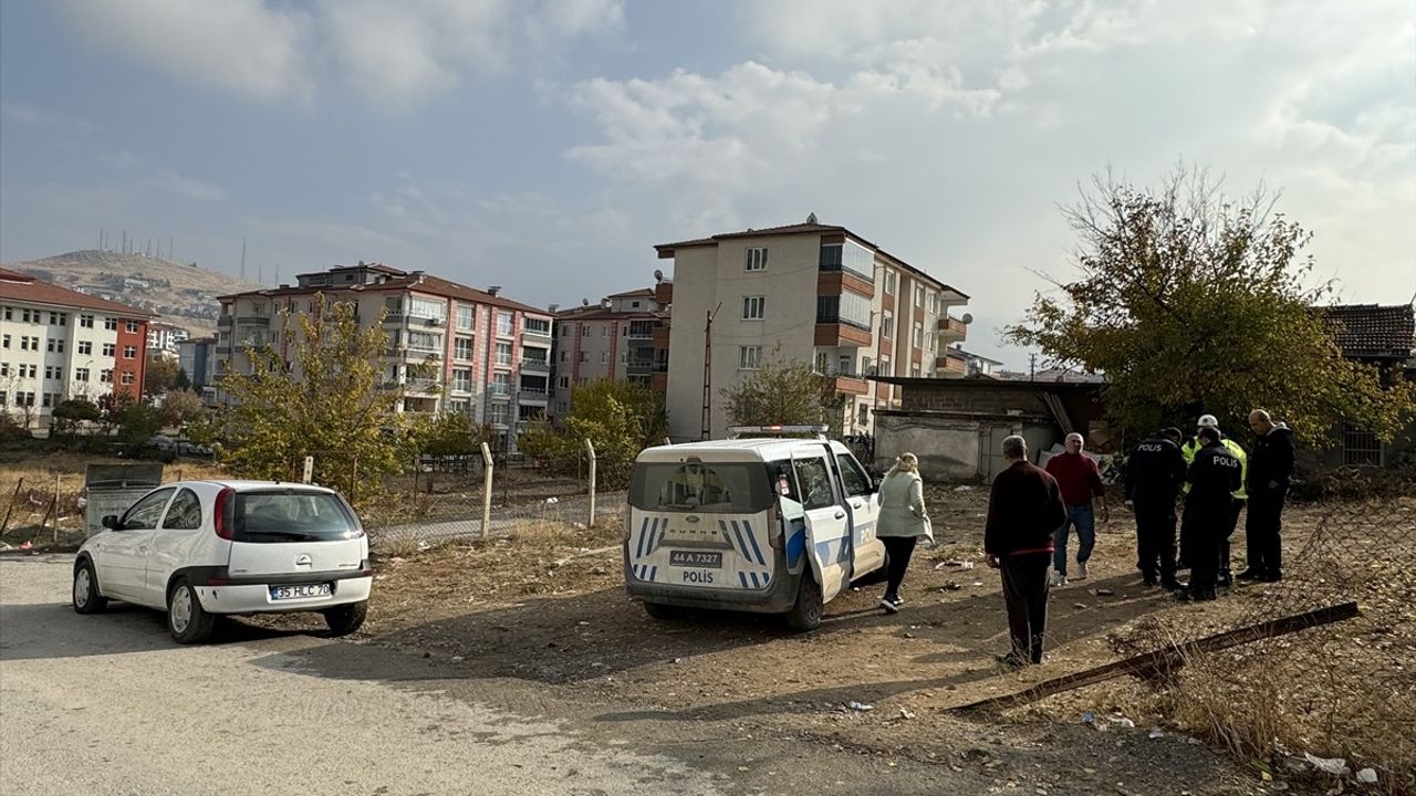 Malatya'da Otomobil Yayalara Çarptı: 8 Yaralı