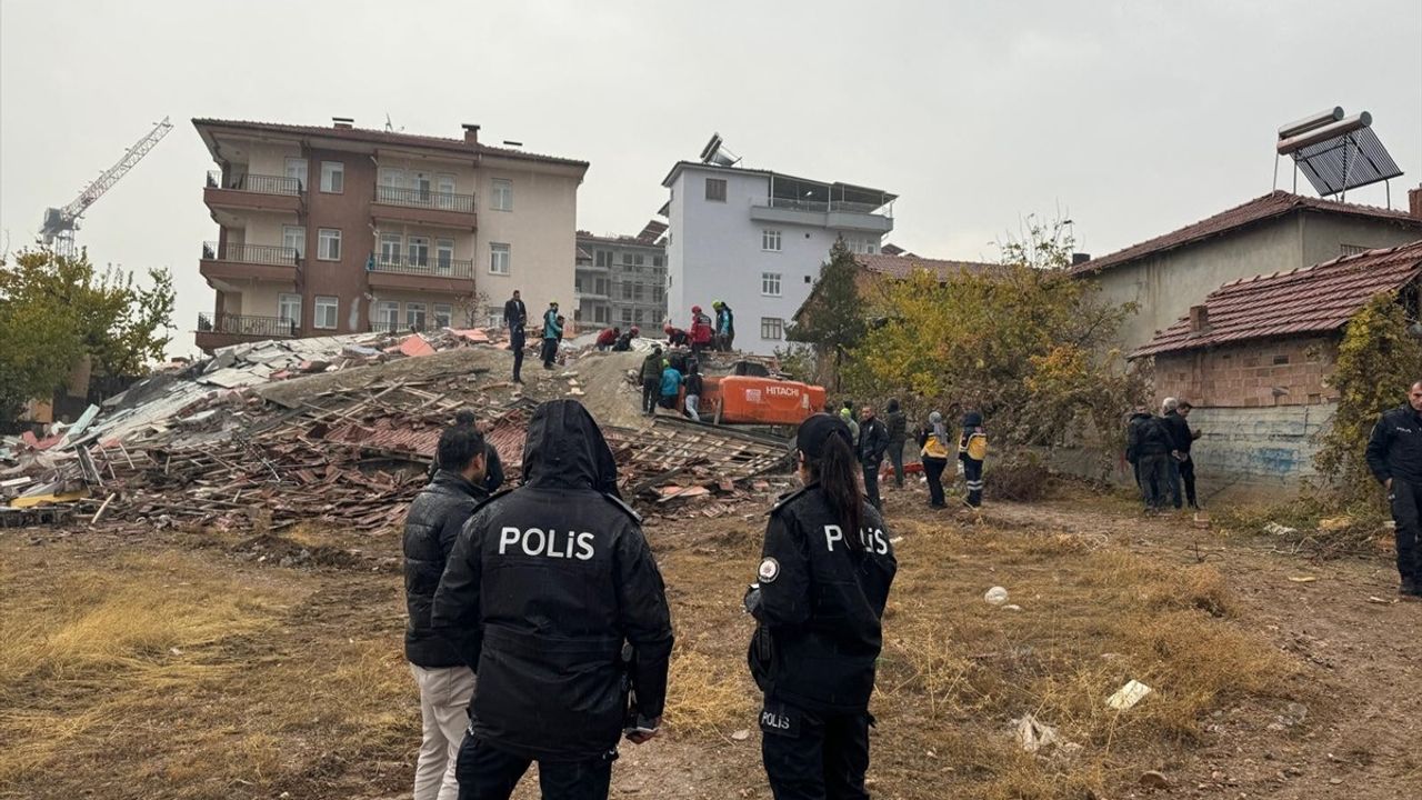 Malatya'da Yıkım Sırasında İş Makinesine Devrilen Bina