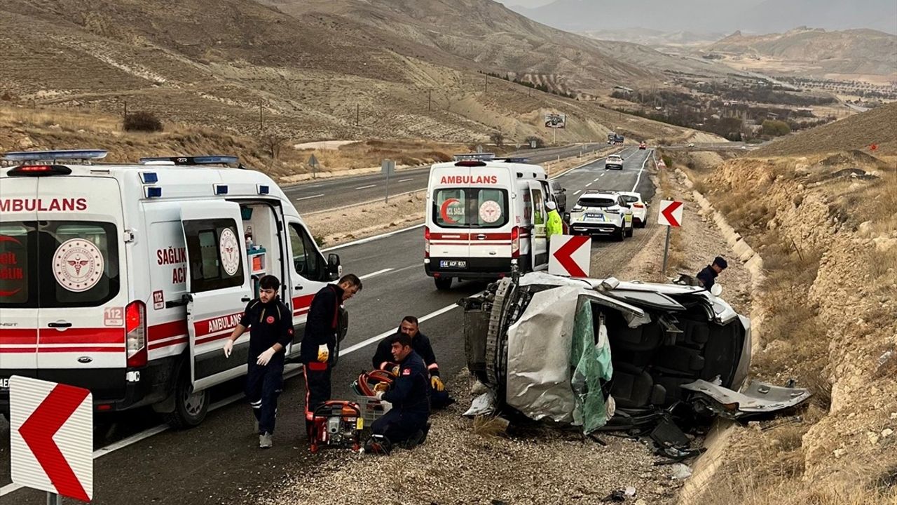 Malatya'da Yolcu Taşıyan Otomobil Devrildi: 5 Yaralı