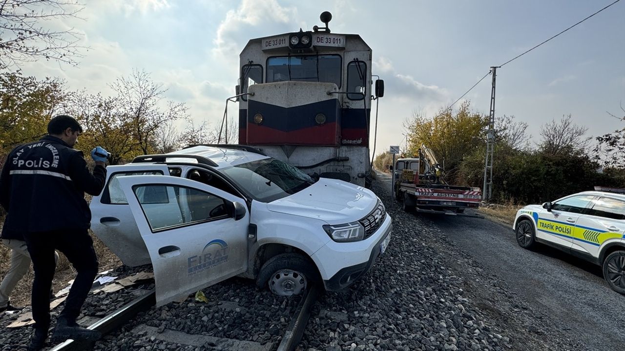 Malatya'da Yük Treni Otomobile Çarptı: İki Yaralı