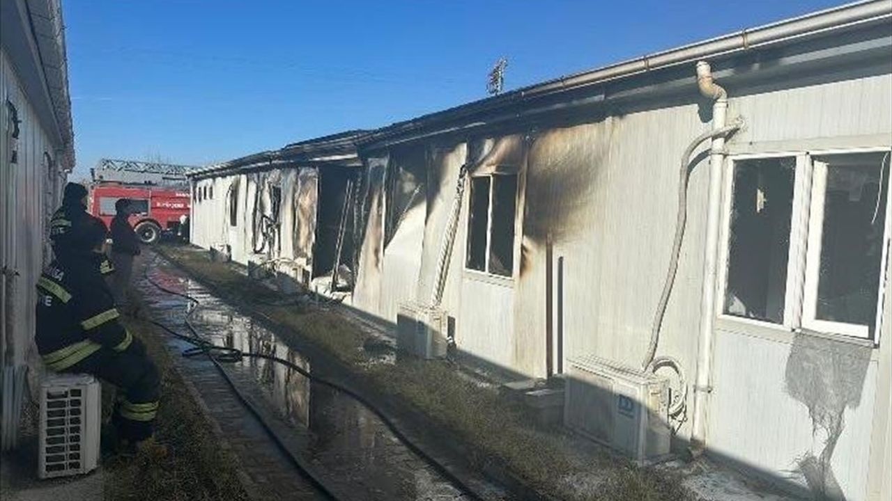 Manisa'da Konteyner Yatakhanede Yangın: 4 Yaralı