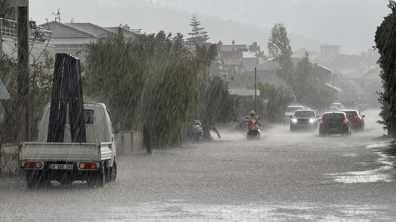 Marmaris'te Sağanak Yağışlar Hayatı Olumsuz Etkiledi