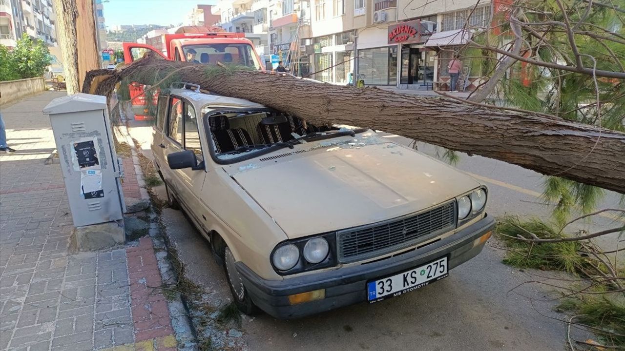 Mersin'de Şiddetli Rüzgarın Yıkıcı Etkileri: 1 Ölü, 1 Yaralı